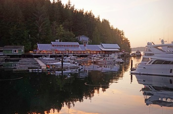 Solnedgang over Telegraph Cove, Vancouver Island i Canada