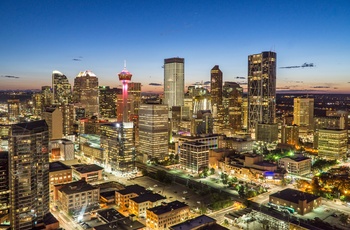 Udsigt til Calgary downtown og Tower om aftenen, Canada