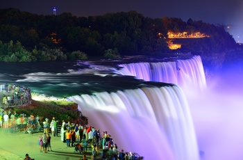 Niagara Falls om aftenen med de mange lys