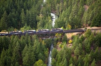 Rocky Mountaineer - Toget ved Kwoiek Creek, Canada