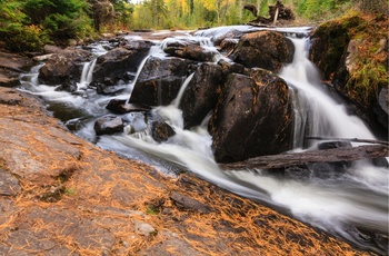 Tranquil vandfaldet i Algonquin park i Ontario