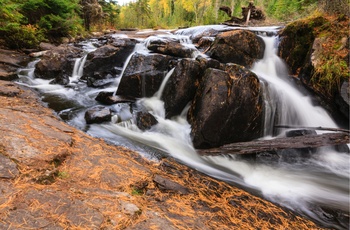 Tranquil vandfaldet i Algonquin park i Ontario
