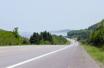 Highway langs St. Lawrence floden i Quebec, Canada 