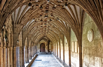 Smuk søjlegang i Canterbury katedral, England