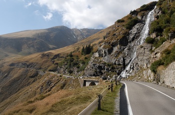 Capra-vandfaldet ved Transfagarasan-bjergvejen til Balea-søen i Transsylvanien - Rumænien