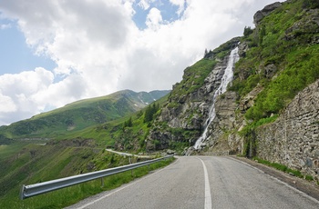 Capra-vandfaldet ved Transfagarasan-bjergvejen til Balea-søen i Transsylvanien - Rumænien