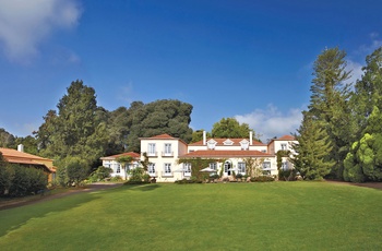 Casa Velhado Palheiro, Madeira - front set fra græsplænen