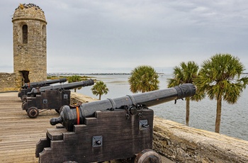 Gamle kanoner på Castello de San Marcos i St. Augustine - den ældste fæstning i USA - Florida
