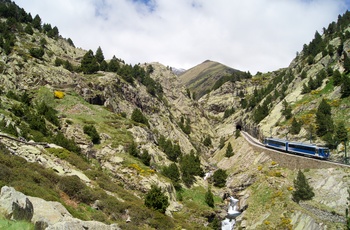 Tog gennem bjergdalen Vall de Núria, Catalonien