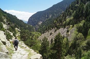 Vandring i bjergdalen Vall de Núria, Catalonien