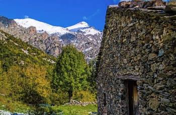 Gammel kirke i bjergdalen Vall de Nuria, Catalonien