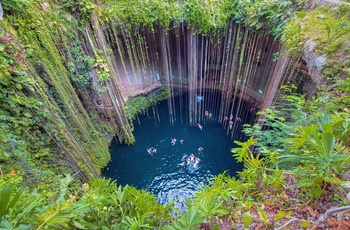 Cenote - Turister bader i ferskvandshul på Yucatan-halvøem i Mexico