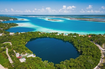 Cenote Negro ved Bacalar by ud til ferskvandslagunen - Yucaán-halvøen i Mexico