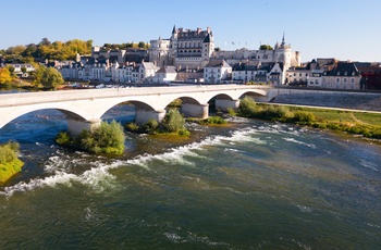 Chateau de Amboise med Loire floden i forgrunden, Frankrig