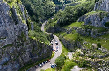 Parkeringspladser langs Cheddar Gorge Road i Somerset, Sydengland