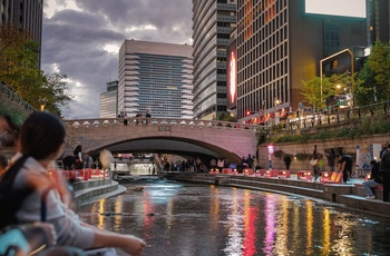 Cheonggyecheon området om aftenen i Seoul - Sydkorea