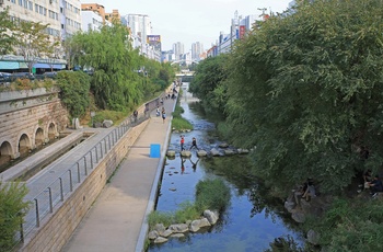 Cheonggyecheon området om dagen i Seoul - Sydkorea