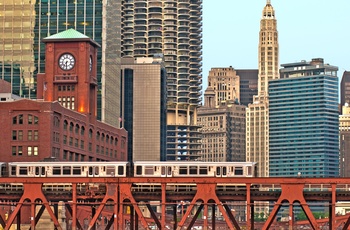 Højbanen gennem Chicago skyline, USA