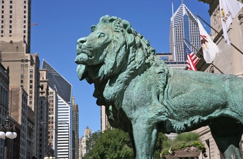 Statue af løve foran Museum of Contemporary Art i Chicago, USA