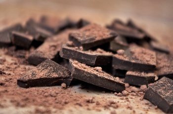 Kakaopulver og chokoladestykker