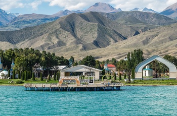 Feriebyen Cholpon-Ata ved Issyk-Kul søen med Tian Shan-bjergene i baggrunden - Kirgisistan