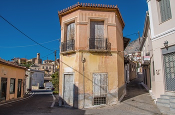 Smalle gader i centrum af Chrisso, der er en landsby i Phocis - Grækenland