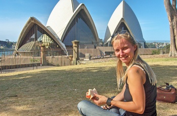 Christina ved Operahuset i Sydney - rejsespecialist i Aarhus