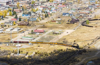 Durango & Silverton Narrow Gauge Railroad på vej gennem Silverton i Colorado