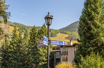 Skilt til gondolen og vandreruter fra Vail i Colorado