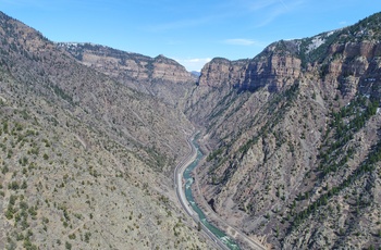 Vej, bjerge og Colorado floden ved Glenwood Springs i Colorado - USA