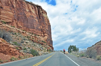 Cyklist på Rim Rock Drive gennem Colorado National Monument - USA