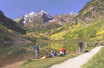 På vandretur ved Maroon Lake i White River National Forest i Colorado, USA