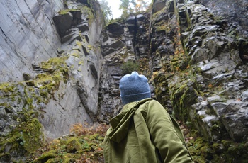Mand på vandretur i Coquihalla Canyon Provincial Park i British Columbia - Canada