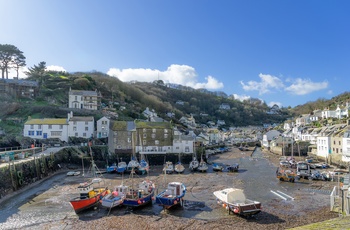 Lavvande eller ebbe i kystbyen Polperro, Cornwall i Sydengland