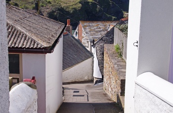 Hyggelig gade i Port Isaac, Cornwall i England