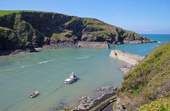 Havnen i Port Isaac med nogle små både, Cornwall i England