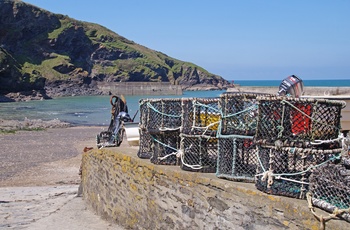 Havnen i Port Isaac med udstyr til fiskeri, Cornwall i England