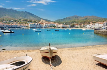 Strand i kystbyen Cadaques, Costa Brava i Spanien