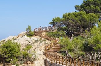 Sti langs kysten ved L’Escala, Costa Brava i Spanien