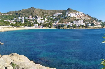 Panoramaudsigt til Kystbyen Roses, Costa Brava i Spanien