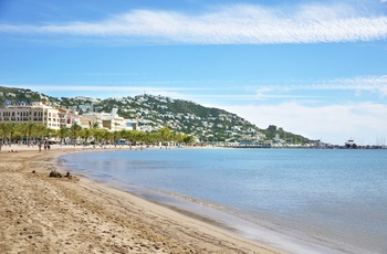 Kystbyen Roses og lækker sandstrand, Costa Brava i Spanien