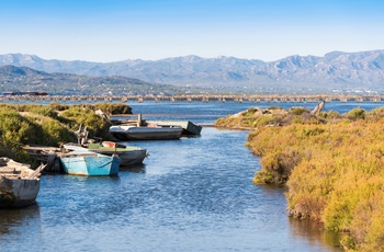 Små fiskebåde i Ebro Deltaet, Costa Dorada i Spanien