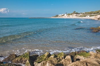 Kysten nær feriebyen Vilanova I la Geltru, Costa Dorada i Spanien