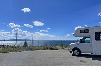 Autocamper - Cruise America C30 foran Yellowstone Lake - Wyoming