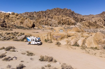 Cruise America motorhome ved Nightmare Rock, Californien i USA