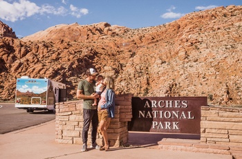 Cruise America motorhome med familie ved Arches National Park i Utah, USA