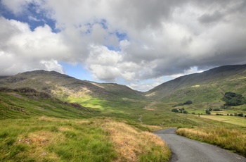 Vej via Hardknott Pass i Lake District, Cumbria i England