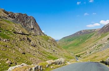 Vej gennem Honister Pas i Lake District, Cumbria i England