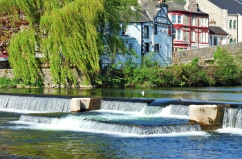 Flod gennem byen Kendal i Lake District, Cumbria i England