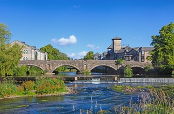 Gammel bro over flod i byen Kendal i Lake District, Cumbria i England